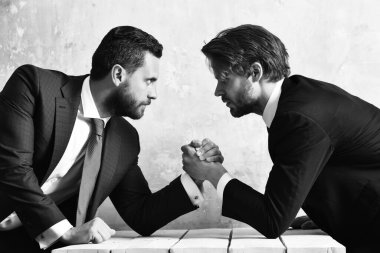 Rekabet kavramı. İş adamları bilek güreşi yapıyor..