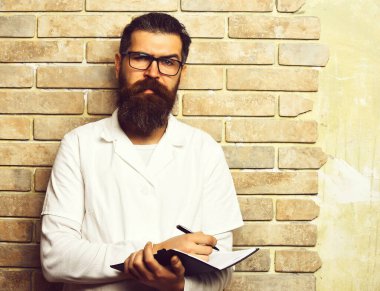 Kaba sakallı Kafkas doktor ya da not defterli lisansüstü öğrencisi.