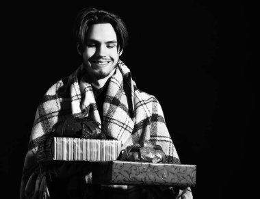 Gülümseyen sakallı adam.