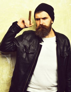 Sakallı vahşi Kafkas hippisi puro içiyor.