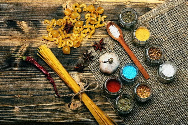 Cozinhando macarrão com especiarias, pimenta, alho e badian — Fotografia de Stock