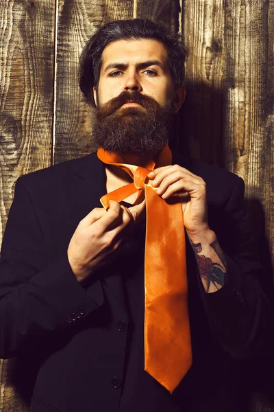 Brutal caucásico hipster tener ácido naranja corbata en traje — Foto de Stock