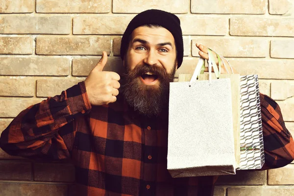 Szakállas brutális kaukázusi hipster bajusszal a kezében bevásárló csomagok — Stock Fotó