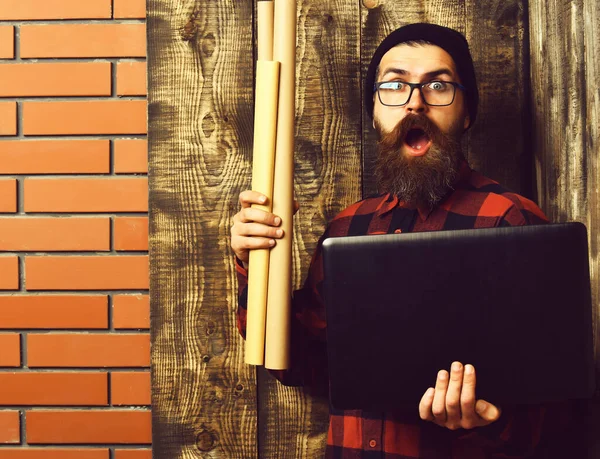 Baard brutale Kaukasische hipster met laptop en ambachtelijk papier — Stockfoto