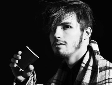 Ekoseli sakallı adam.