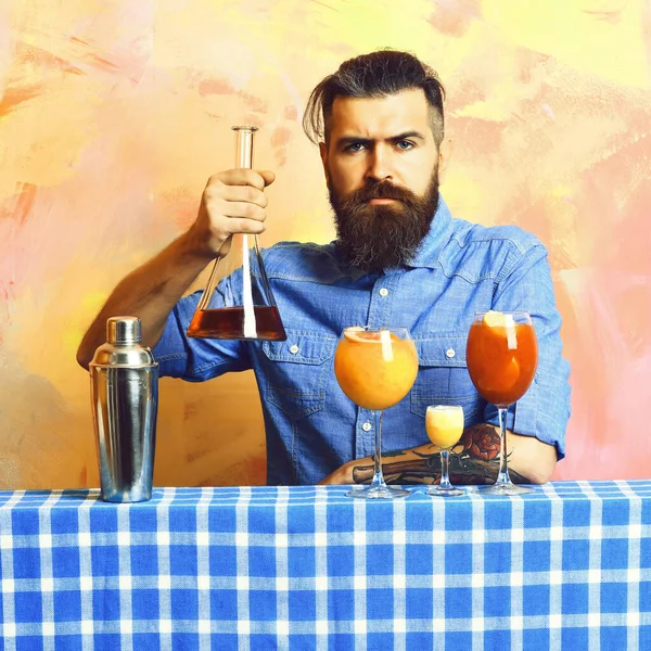 Brutale hipster caucasico con cocktail alcolici e roba da bar — Foto Stock