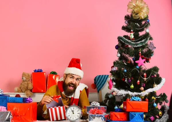 Père Noël souriant et boîte cadeau d'ouverture. — Photo