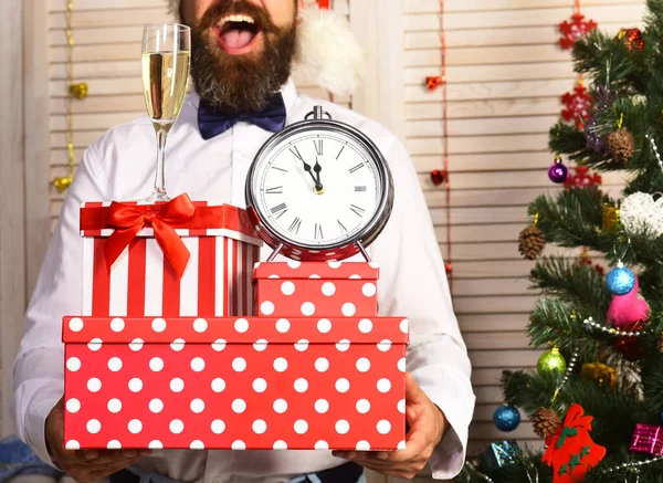 Santa Claus tiene regalos. Chicos manos con atributos de Año Nuevo — Foto de Stock