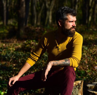 Arka planda düşünceli bir yüzü olan adam..