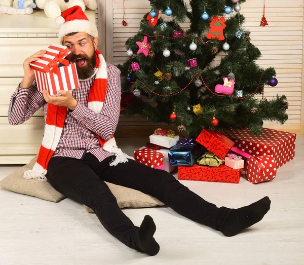 Man with beard peeps into present box — Stock Photo, Image