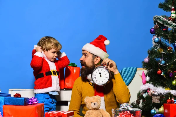 男の子と髭を生やした男と興奮した顔はクリスマスを祝う. — ストック写真