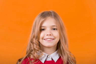 Gülümseyen tatlı yüzlü kız