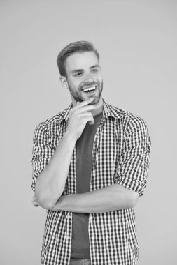 - İyi fikir. Pozitif ve iyi titreşimler. Neşeli bir ruh hali. Adam gündelik tarzda yakışıklı görünüyor. Tüylü adam günlük kıyafet giyiyor. Yakışıklı bir adam. Sıradan bir konsept. Günlük kıyafet. Erkek manken mağazası.