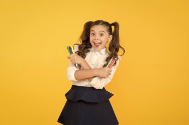 Okula dönmenin en güzel yanı. İlkokul çocukları için el işi. Liseli kız el sanatları için okul kırtasiye malzemeleri bulundurur. Küçük eller için özel ders. Yaratıcı el sanatları. Yaratıcılığı geliştir