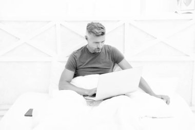 Evden çalışıyorum. Mesajları kontrol ediyorum. Olgun erkek pijamaları. Bilgisayarlı bir iş adamı. Hippi dizüstü bilgisayarda çalışır. Yatak odası yeni ofis oldu. Uzaktan kumanda. İnternetten alışveriş. Çevrimiçi iletişim