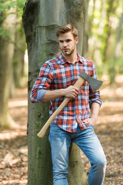 A fazer uma pausa. lenhador segurando machado nas mãos. vagueando, caminhando e viajando. cortador de árvore com machado. sobreviver no conceito de natureza selvagem. homem com machado na floresta. cortador vai cortar árvore — Fotografia de Stock