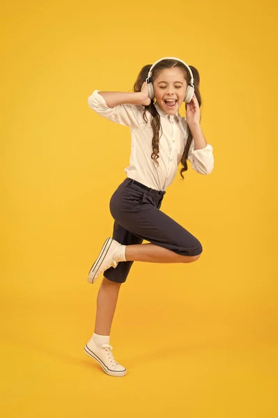 Canta. A los niños les gusta la música. Escuelas de audio. Enseñanza en casa. Auriculares de alumna pequeña. Niño feliz escuchar música. Audio libro. Educación y concepto divertido. Educación en línea. Lección de escucha — Foto de Stock