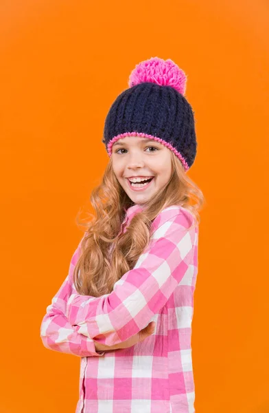 모자를 쓴 소녀, 주황색 배경에 있는 격자무늬 셔츠 — 스톡 사진