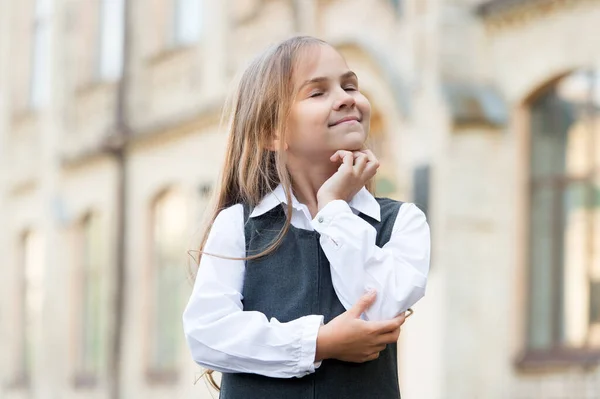 Feliz niño pensativo pensar positivo con los ojos cerrados y volver a la escuela mirada en uniforme formal al aire libre, imaginación — Foto de Stock