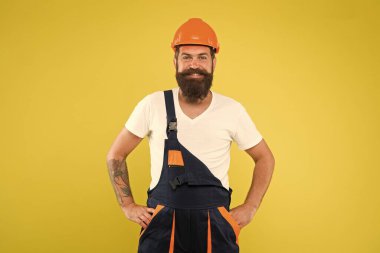 Heyecanlı tamirci. İnşaat uzmanıyım. Sakallı vahşi erkek işçi. O sadece bir zanaatkar. İşinizi seçin. İş üniformalı inşaat mühendisi. Başlık takan bir adam. Güvenlik için kask tak