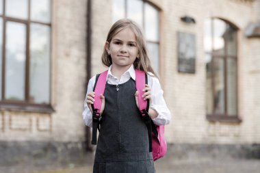 Öğrenmek için fırsatlar. Küçük çocuk okula çantasıyla gidiyor. Okul malzemelerine dönelim. Moda üniforması. Resmi kıyafet kuralı. Okul giysisi. Bilgi toplama günü. İlkokul eğitimi. 1 Eylül