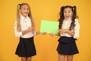 Kız okul üniforması posteri. Okul konseptine geri dönelim. Liseli kızlar gösteri afişi. Sosyal poster fotokopi alanı. Sosyalleşme çocukların birbirleriyle nasıl geçindiğini içerir. Okul Sosyalleşmesi