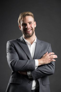 Mavi ceketli ve gömlekli adam gülümsüyor. Sakallı ve şık saçlı bir iş adamı. Resmi kıyafetli mutlu bir yönetici. Moda, tarz ve kıyafet yönetmeliği. İş, girişimcilik ve kariyer kavramı