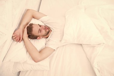Sağlıklı uyku alışkanlıklarını destekleyen ipuçları. Yatakta dinlenen yakışıklı adam. Düzenli olarak geceleri uyuyun. Yatmadan önce meditasyon gibi sakinleştirici aktiviteler üzerinde çalış. Sağlıklı uyku konsepti