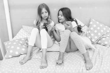 N 'aber? Küçük kızlar yatmadan önce akıllı telefon kullanır. Çocuklar ve teknoloji. Mobil teknoloji. Yeni teknoloji. Modern hayat. Erken eğitim teknolojisi