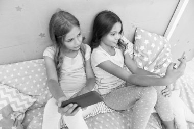 Mobil uygulama. Mobil oyunlar. Karantina gezici bağımlılık sorununu şiddetlendiriyor. Evden blog yazıyorum. Çevrimiçi sosyal ağ. Akıllı telefondan blog yazısı yazmak. Görüntülü arama. Çocuklar ve teknoloji