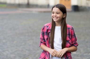 Heyecan verici bir tarz. Açık havada mutlu bir yaz çocuğu. Sıradan bir tarz. Bebek mağazası. Çocuk kıyafetleri. Moda modası. Moda sokak giyimi tasarımı. Her gün gardırop. Yaz tatili, kopyalama alanı