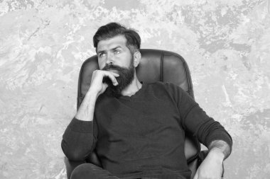 Ciddi bir sorun düşünüyorum. Ciddi hippi sandalyede rahatlar. Sakallı adamın ciddi bakışları. Sorun çözülüyor. İkilem. Düşünceli ve ciddi.