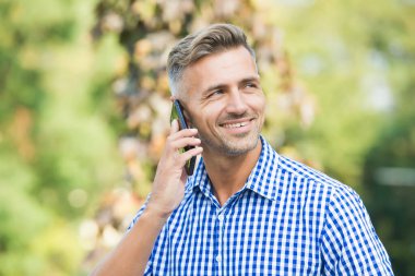 Mutlu adam cep telefonuyla konuşuyor, modern hayat.