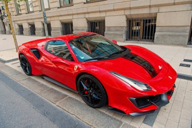 Supercar Lamborghini Huracan LP 610-4 siyah renkli Hamburg caddesinde park halinde.