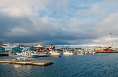 Reykjavik, İzlanda - 13 Ekim 2017: Liman. Seyahat güzergahı. Gemiyle seyahat et. Büyük bir gemi derin sular ister. Deniz kenarında hava durumunu bekle.