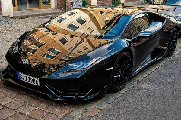 Supercar Lamborghini Huracan LP 610-4 siyah renkli Hamburg caddesinde park halinde. — Stok fotoğraf