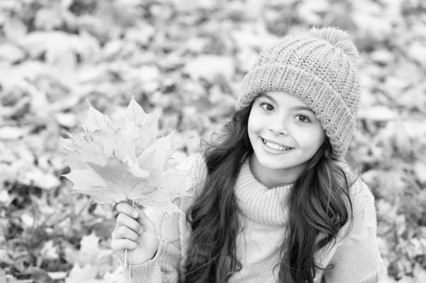 気をつけてリラックスしてください。秋のスキンケアルーチン。子供は暖かいニット帽を着用する。秋の自然をリラックスした女の子。素敵な季節だ。今年の秋を暖かく保ちなさい。屋外の子供。暖かいウールのアクセサリー — ストック写真