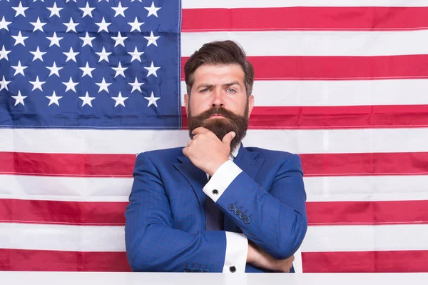 Presentador americano hombre presentador en estudio, concepto de debate de televisión — Foto de Stock