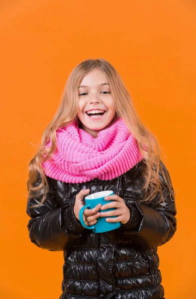 Menina com sorriso copo azul no fundo laranja — Fotografia de Stock