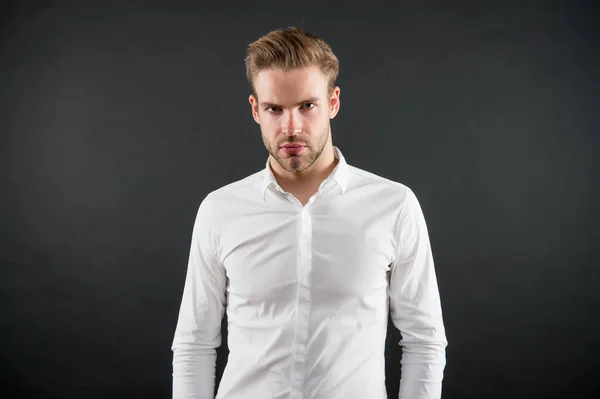 Yakışıklı genç adam şık beyaz gömlek giyer gri arka plan, moda — Stok fotoğraf