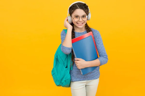 Muziek maakt je slimmer. Gelukkig kind draagt koptelefoon gele achtergrond. Muziekschool en onderwijs. Nieuwe technologie. Het moderne leven. Alleen muziek die ertoe doet. — Stockfoto