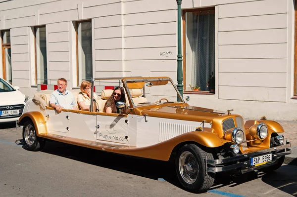 Prague, République tchèque - 03 juin 2017 : les voyageurs sont assis dans une vieille voiture. Véhicule vintage stationné dans la rue. Destination historique. Visite guidée. Voir les monuments de la ville. Voyage et voyage. Transport classique — Photo