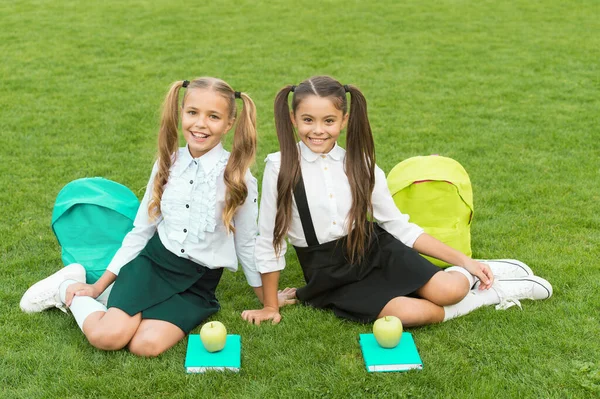 School vrienden ontspannen na de lessen op het schoolplein, soulmates concept — Stockfoto