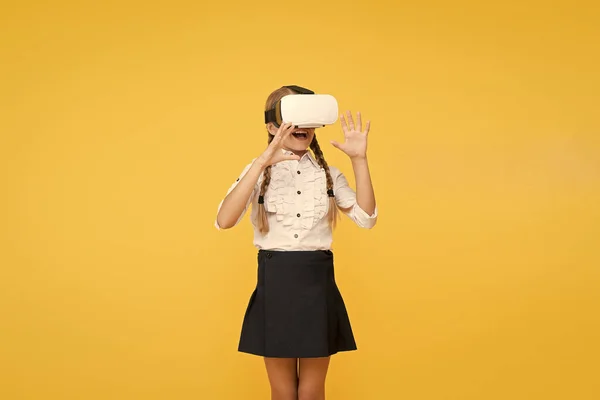 Testar novas tecnologias. educação futura. de volta à escola. Futuro digital e inovação. realidade virtual. Menina no fone de ouvido VR. Criança pequena usa óculos VR sem fio. Criança feliz usar tecnologia moderna — Fotografia de Stock