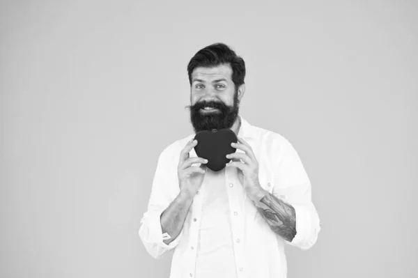 Homem hipster barbudo segurar coração vermelho. Conceito de saúde. A verificação ajuda a entender os fatores de risco para doenças cardíacas. Fazer mais atividade física parar de fumar reduz a quantidade de álcool. Coração saudável — Fotografia de Stock