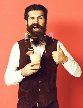 Gülümseyen yakışıklı sakallı adam