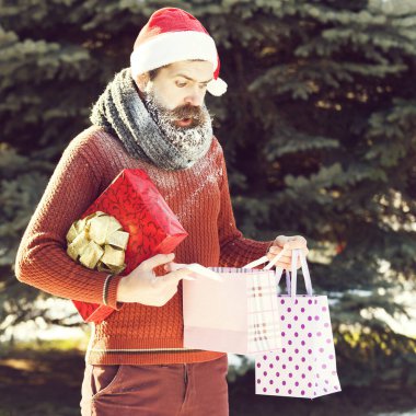 Sürpriz Noel Baba hediyeleri açıyor.