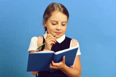 Okula ve eğitim konseptine geri dönmek. Okul üniformalı bir öğrenci.