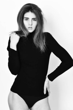 Siyah elbiseli çok tatlı ve seksi bir kız.