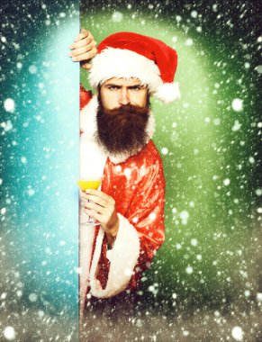 Ciddi sakallı Noel Baba adam.